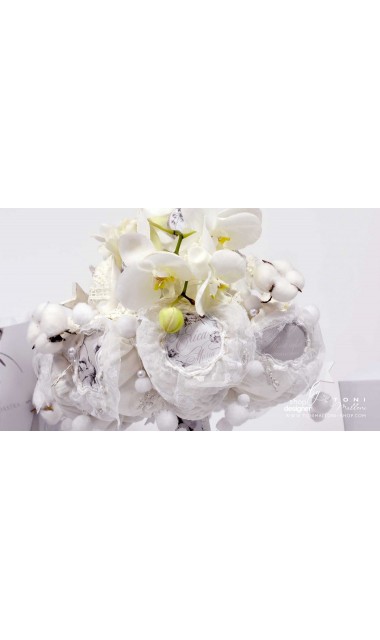 Lumanare de botez alba personalizata cu orhidee phaleonopsis dantela si flori de bumbac 6